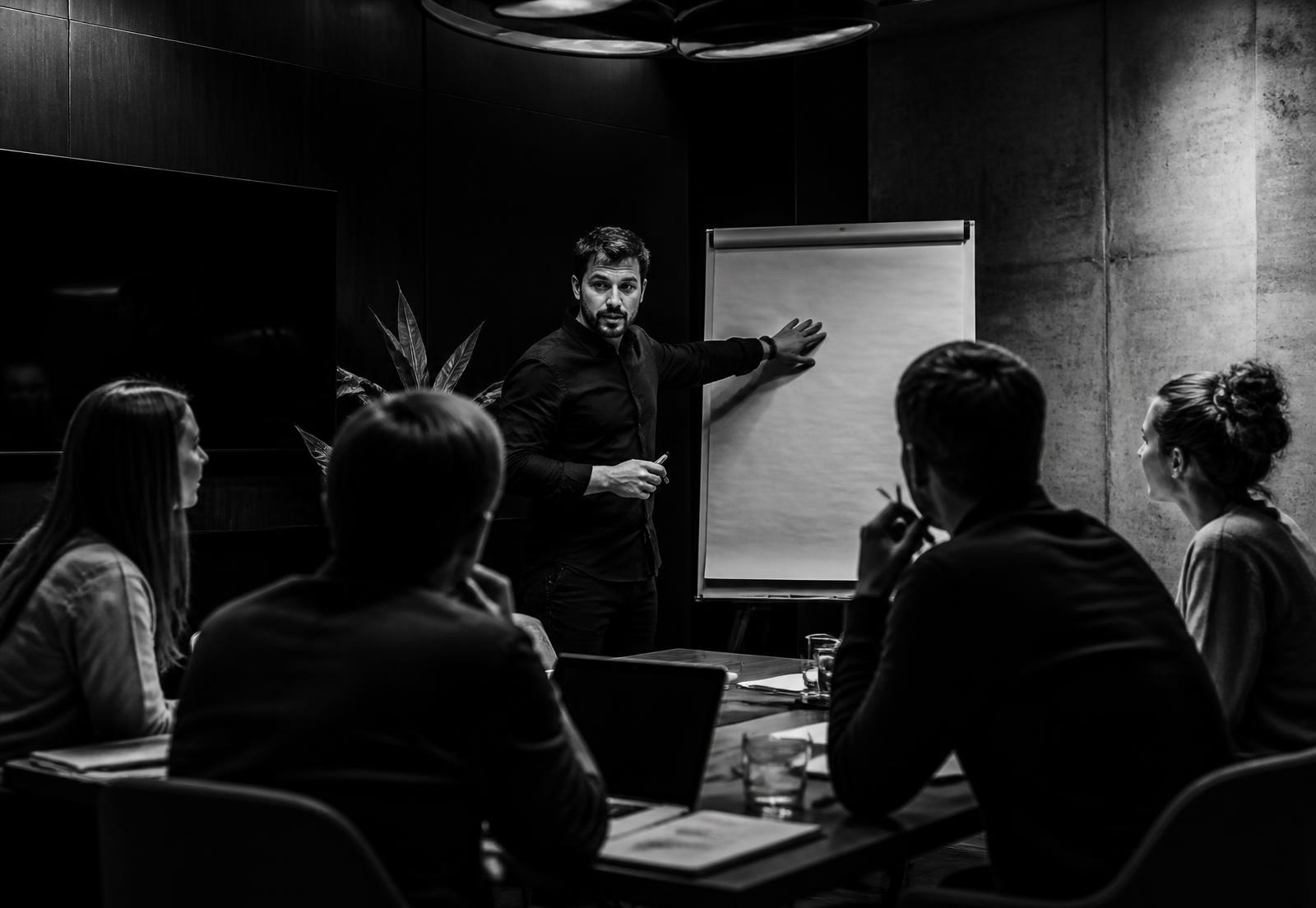 Participantes do workshop de diagnóstico e plano de 90 dias em sala de reunião
